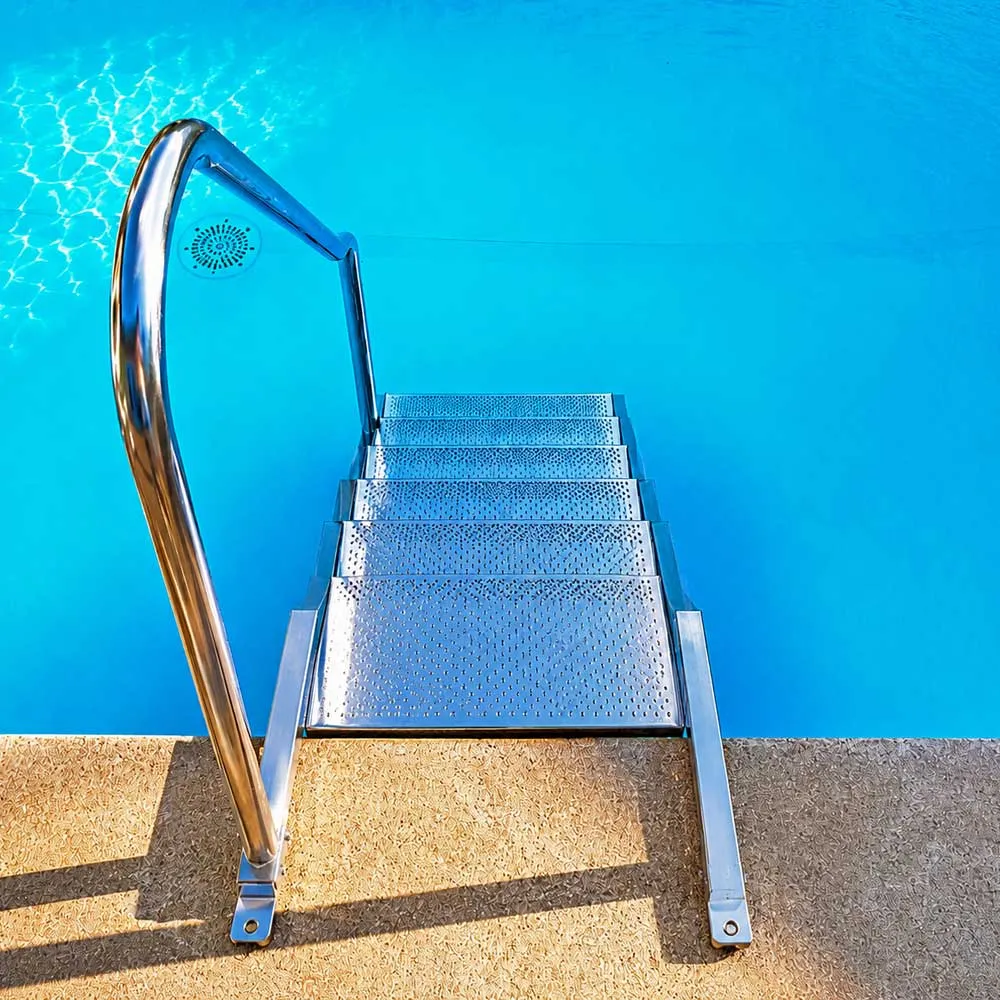 Pooltreppe aus Edelstahl V4A mit rechtsseitigem Handlauf im eingebauten Zustand am Schwimmbecken