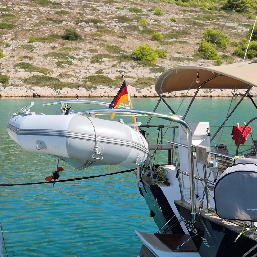 Edelstahl-Davits tragen ein Schlauchboot am Heck einer Segelyacht in der Marina – platzsparende Beiboot-Halterung für den Törn