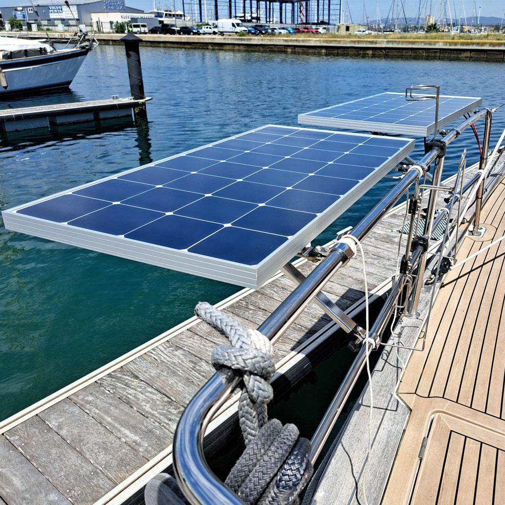 2 Solarmodule mit je einer Halterung an der Reling befestigt - Ansicht von oben