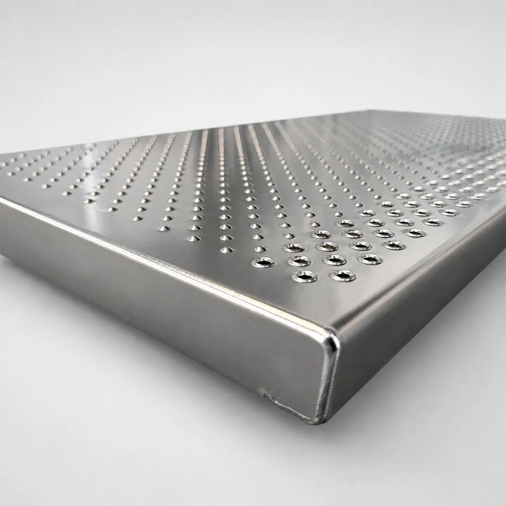 Edelstahl-Stufe für Pooltreppen mit rutschhemmender und perforierter Trittfläche