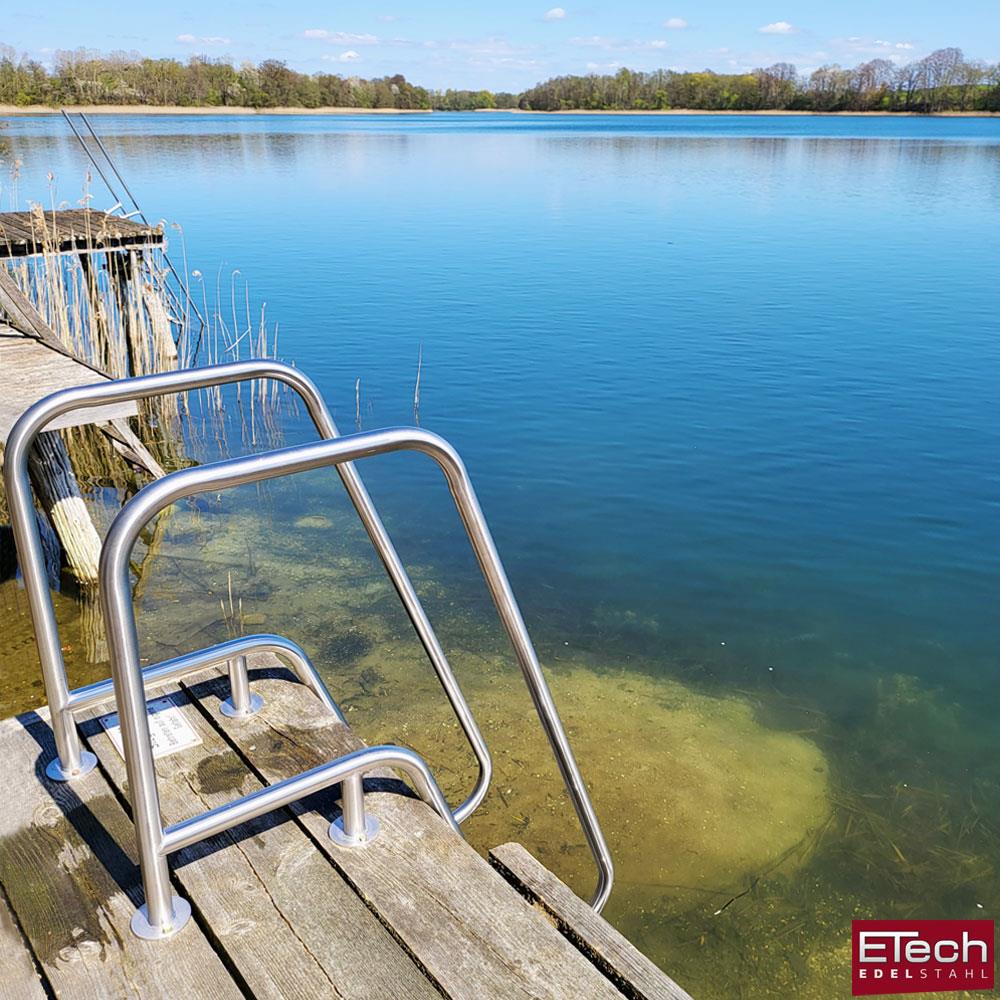 Freitragende Badeleiter mit Handläufen montiert am Steg mit Seeblick 