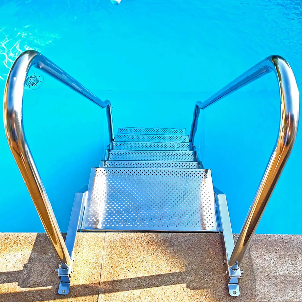 Pooltreppe aus Edelstahl V4A mit beidseitigem Handlauf im eingebauten Zustand am Schwimmbecken